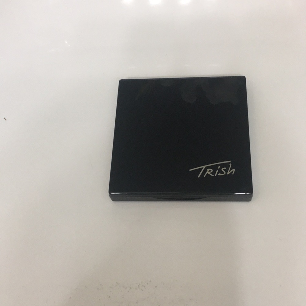 I am selling a makeup palette